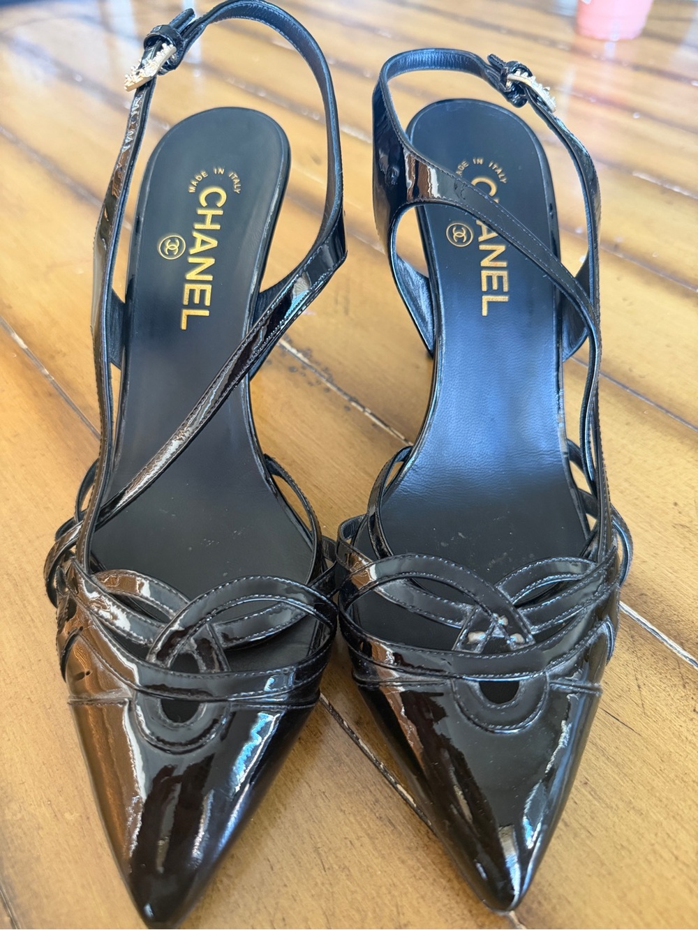 CHANEL Vintage Interlocking CC Logo Patent Leather Slingback Pumps – Black Gold